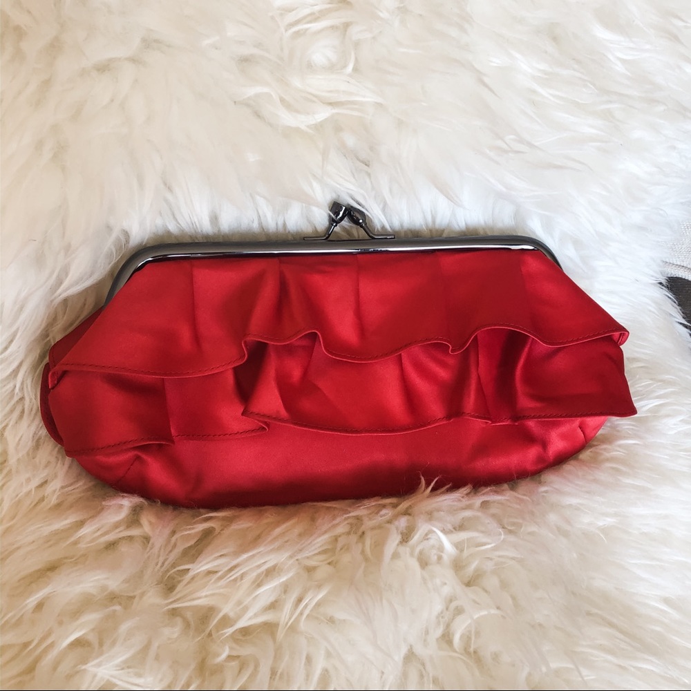 Ruffle clutch